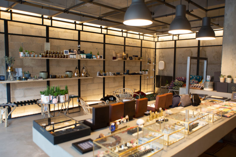 Concept-store à Bois-Colombes, sélection de produits éco-conçus et innovants pour femme, homme et enfant cadeaux déco, jouets, bijoux, plantes
