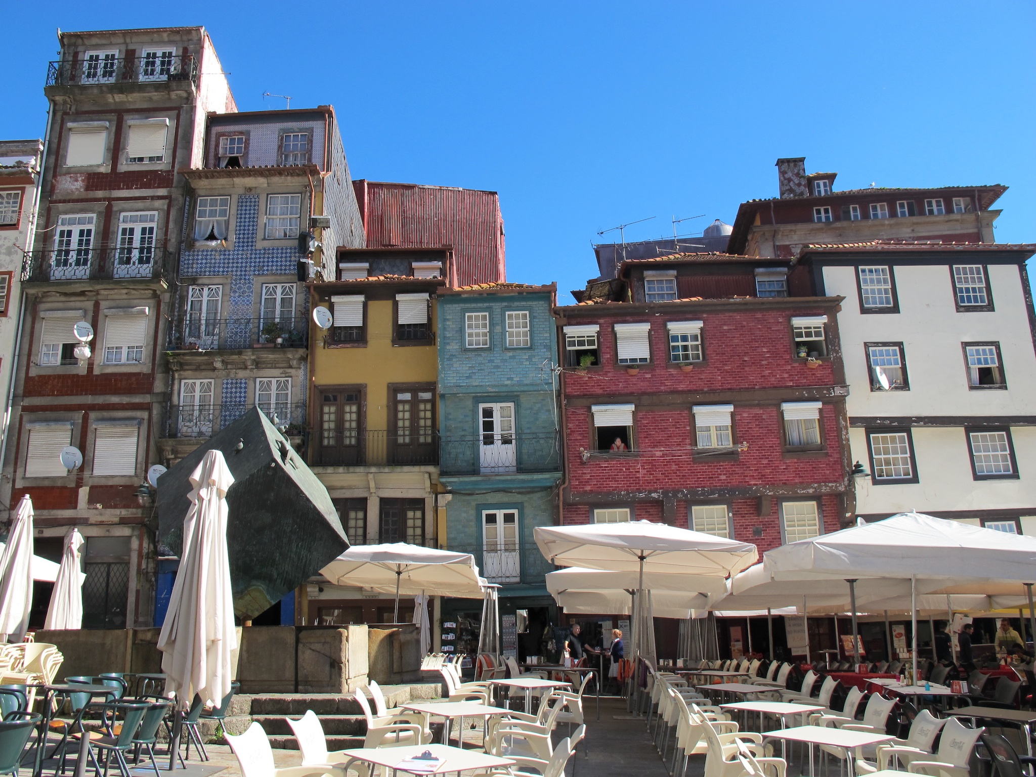 Un week-end à Porto - place du centre ville avec immeuble coloré