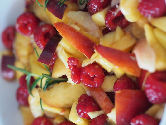 Recette dessert frais pour l'été avec des fruits : soupe de pêches et framboises au romarin et infusion