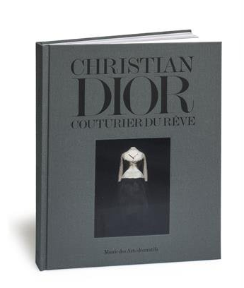 Catalogue complet de l'exposition Christian Dior, couturier du rêve présentée à Paris au musée des Arts Décoratifs