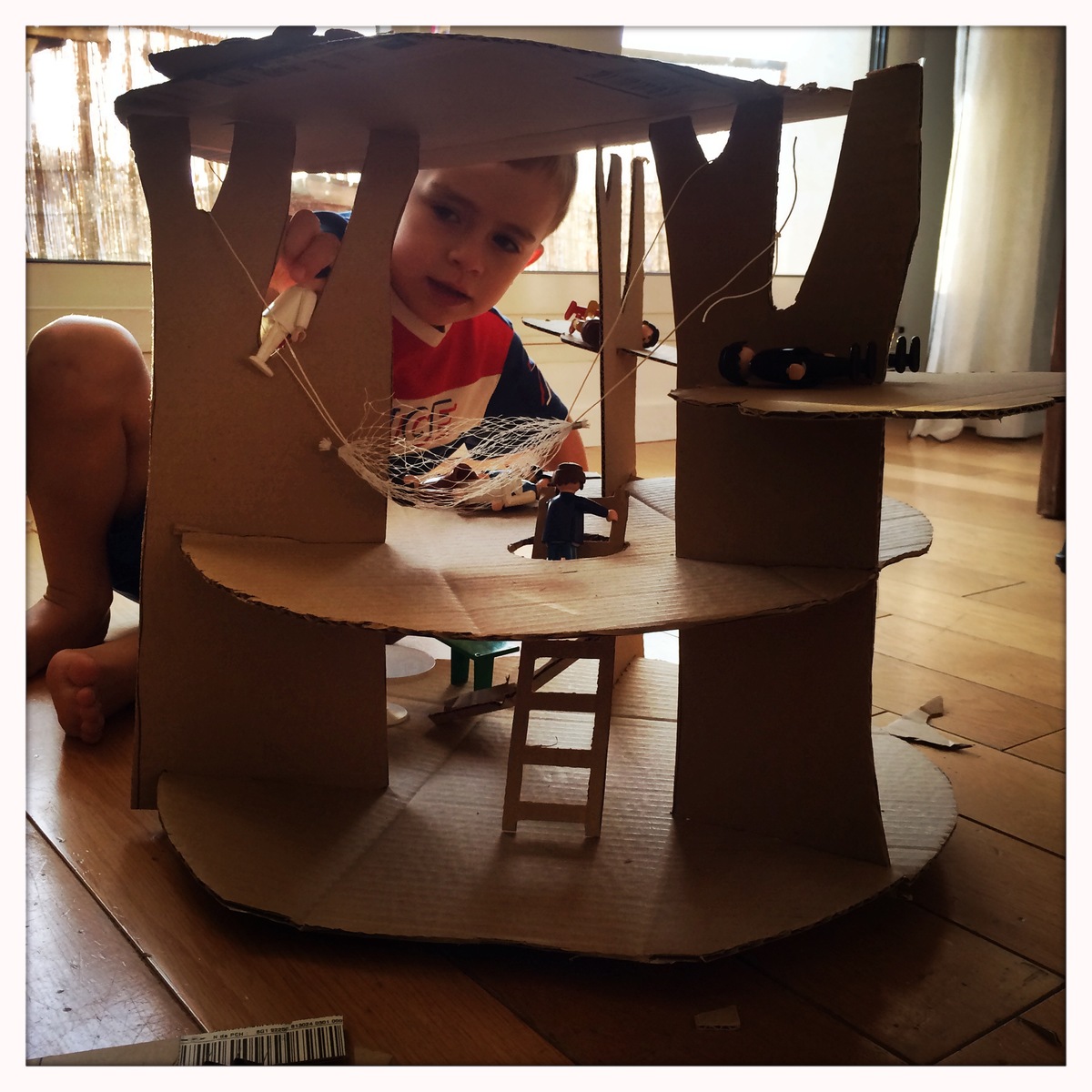 Activités enfant - créer une cabane avec un carton