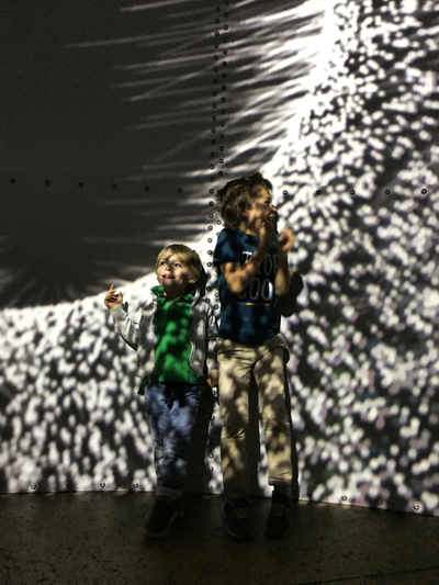 Expo Gustav Klimt à l'Atelier des lumières à Paris avec des enfants ©aunomi